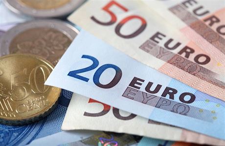 زوج اليورو / الدولار ينخفض إلى أدنى مستوى خلال 22 شهرًا مع تراجع ثقة الشركات الألمانية: